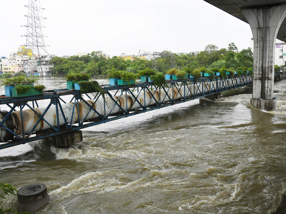 Heavy Flood Water Flow in Musi River due to Rains Photos29