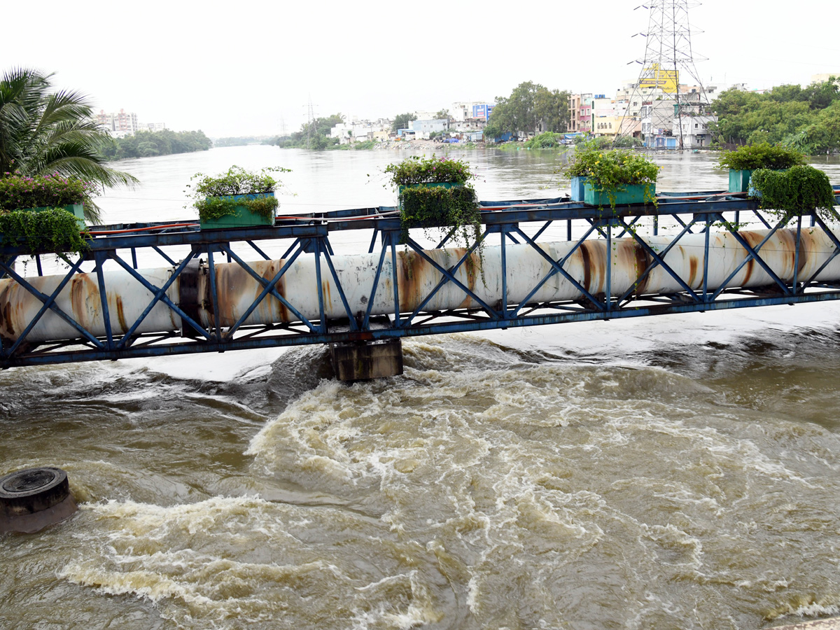 Heavy Flood Water Flow in Musi River due to Rains Photos30