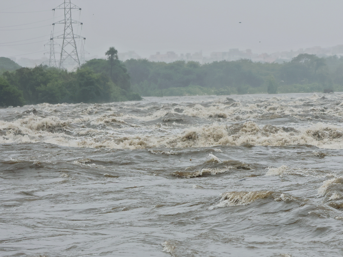 Heavy Flood Water Flow in Musi River due to Rains Photos4