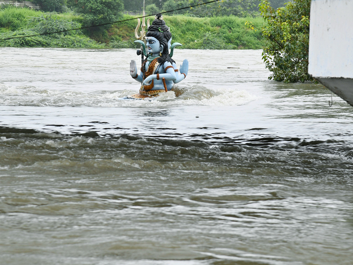 Heavy Flood Water Flow in Musi River due to Rains Photos31