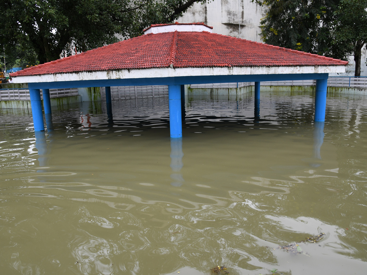 Heavy Flood Water Flow in Musi River due to Rains Photos32