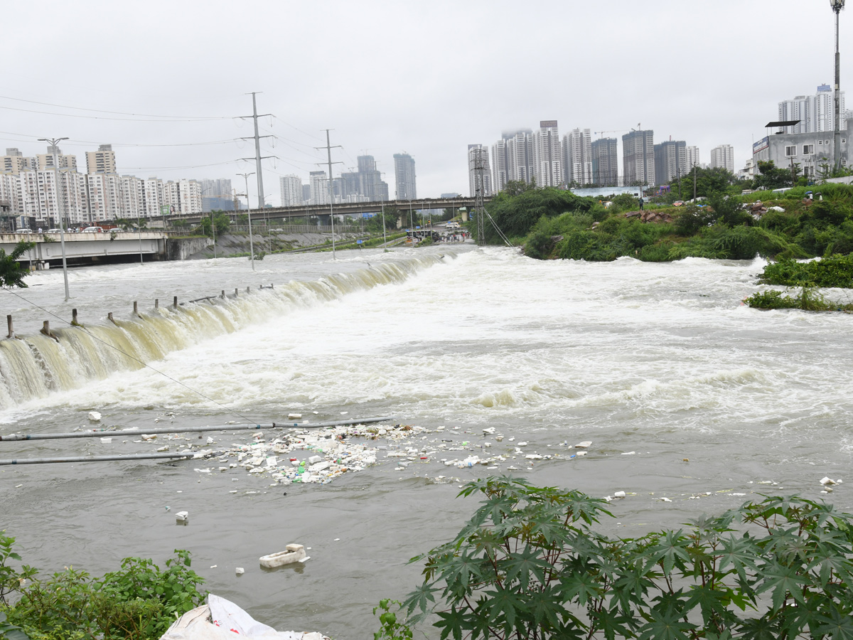 Heavy Flood Water Flow in Musi River due to Rains Photos33