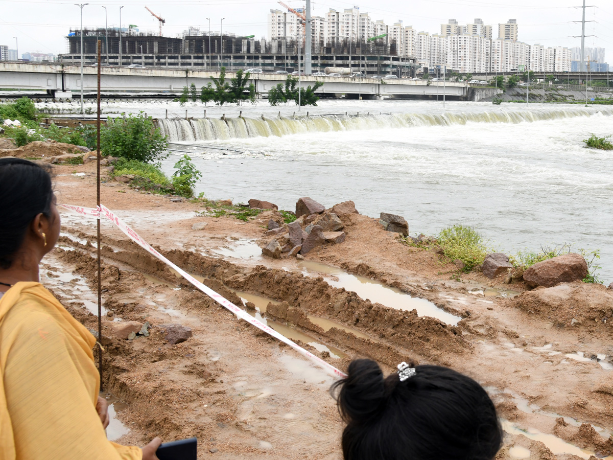 Heavy Flood Water Flow in Musi River due to Rains Photos34