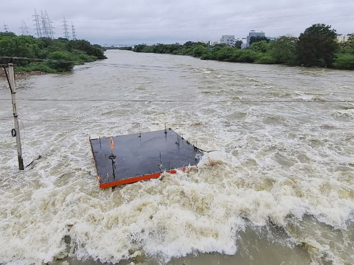 Heavy Flood Water Flow in Musi River due to Rains Photos35