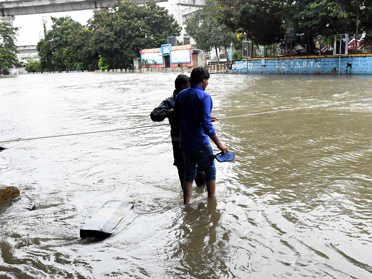 Heavy Flood Water Flow in Musi River due to Rains Photos36