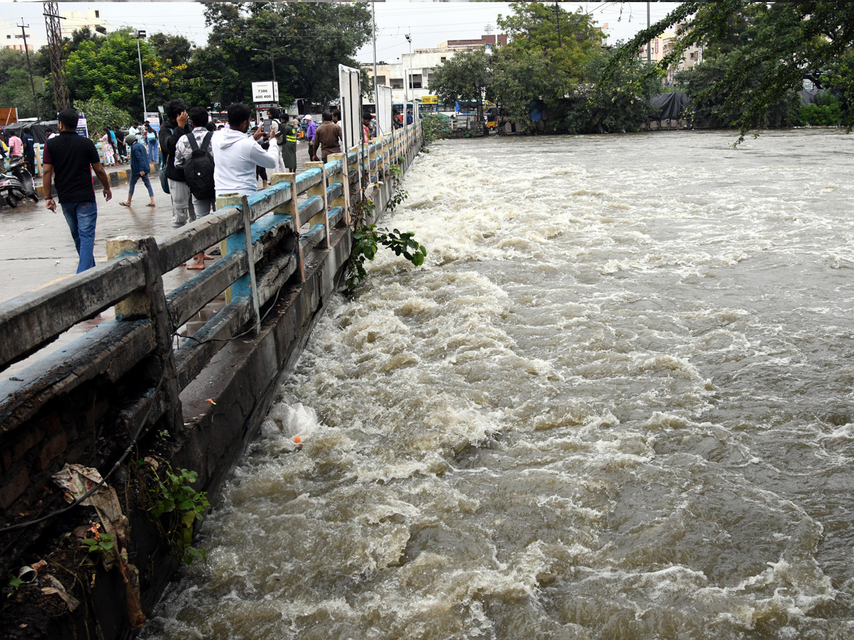Heavy Flood Water Flow in Musi River due to Rains Photos37