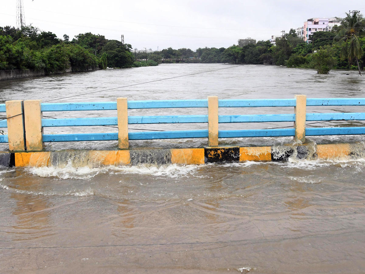Heavy Flood Water Flow in Musi River due to Rains Photos38
