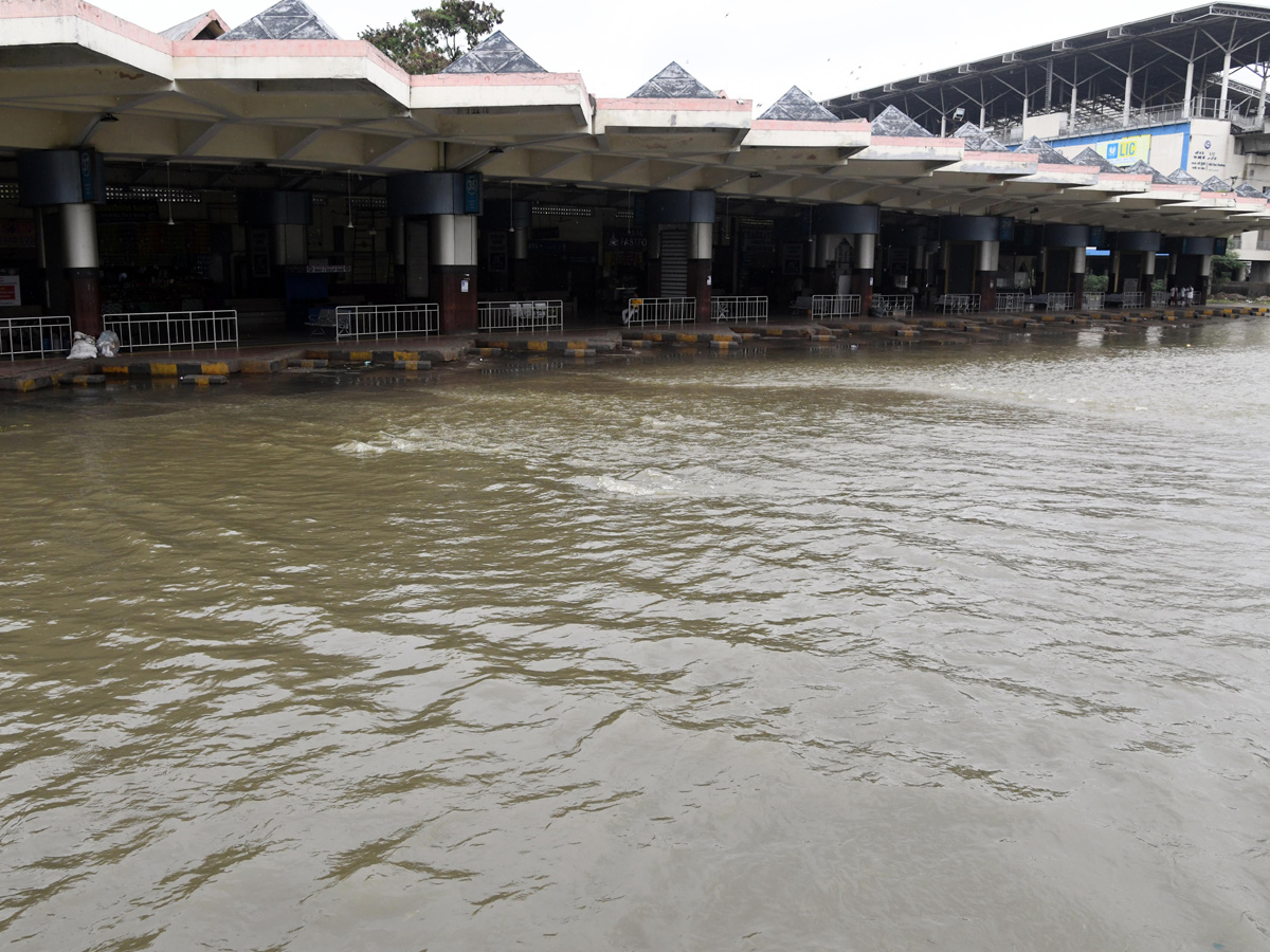 Heavy Flood Water Flow in Musi River due to Rains Photos40