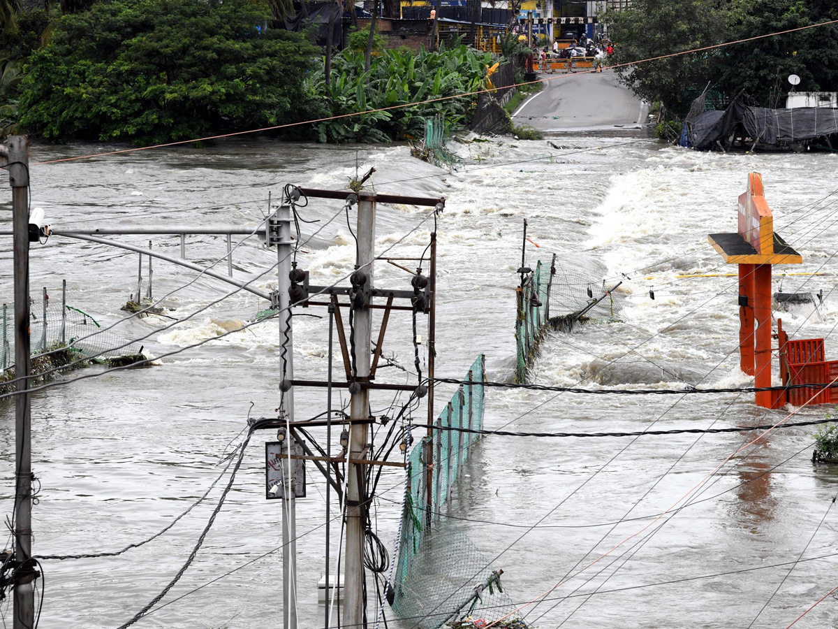 Heavy Flood Water Flow in Musi River due to Rains Photos5