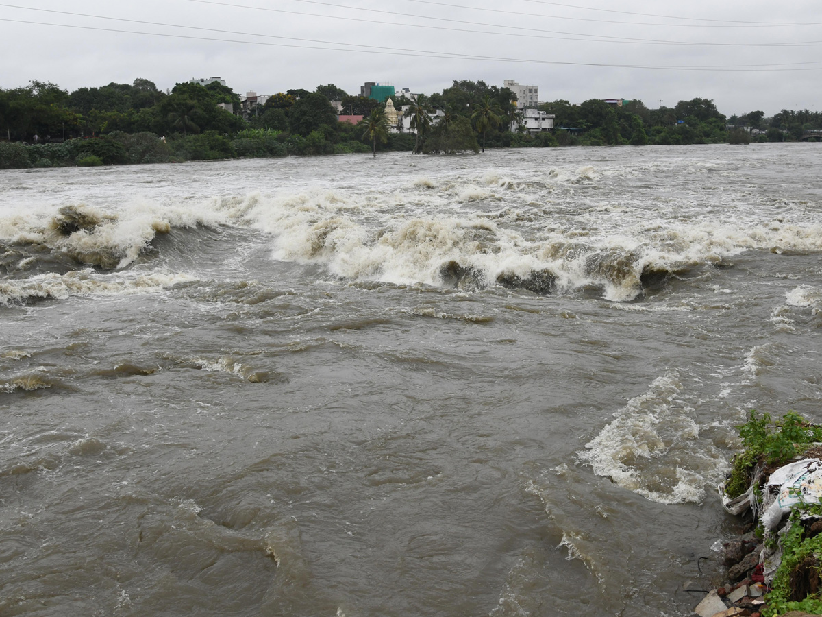 Heavy Flood Water Flow in Musi River due to Rains Photos6