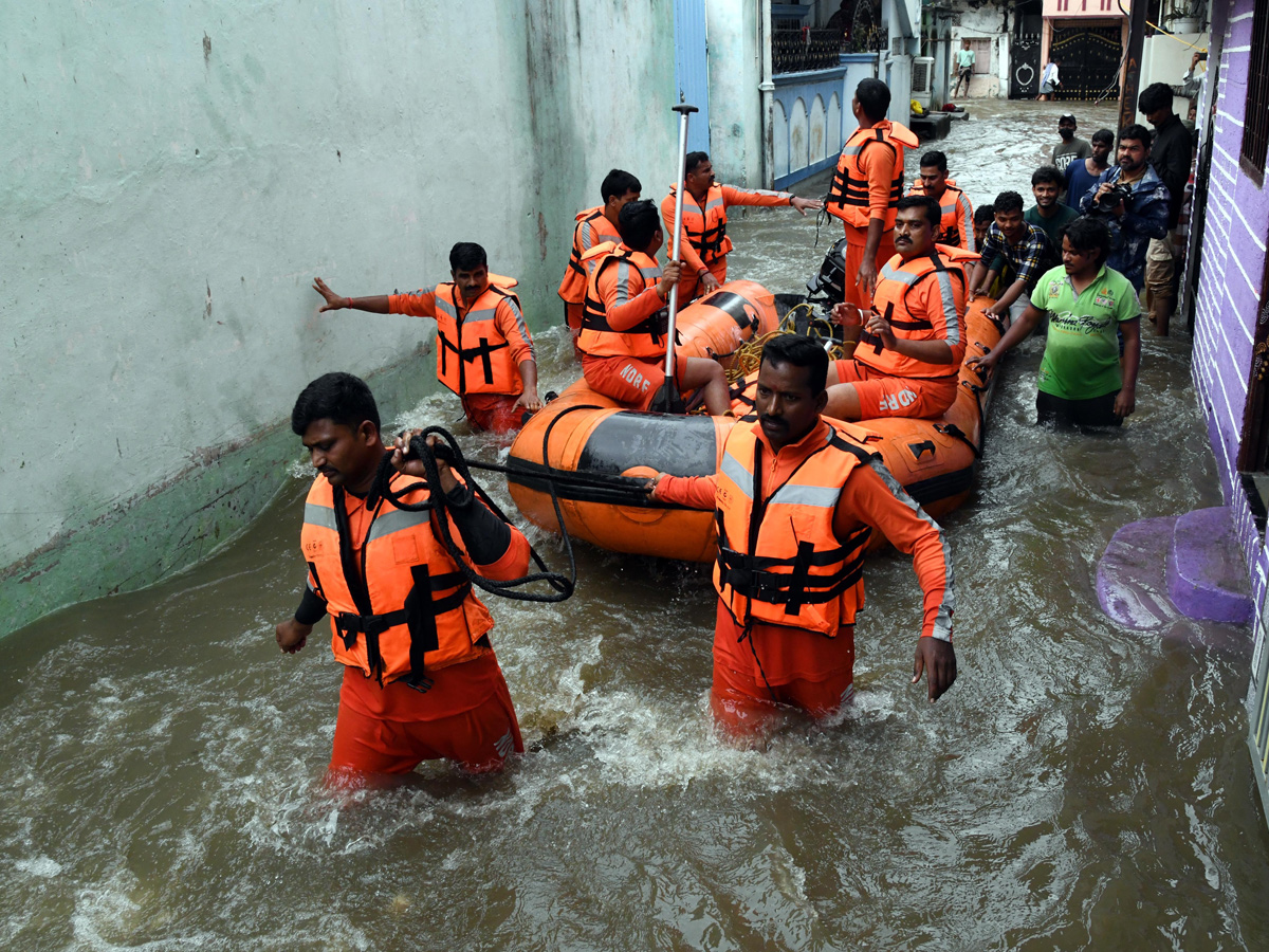 Heavy Flood Water Flow in Musi River due to Rains Photos7