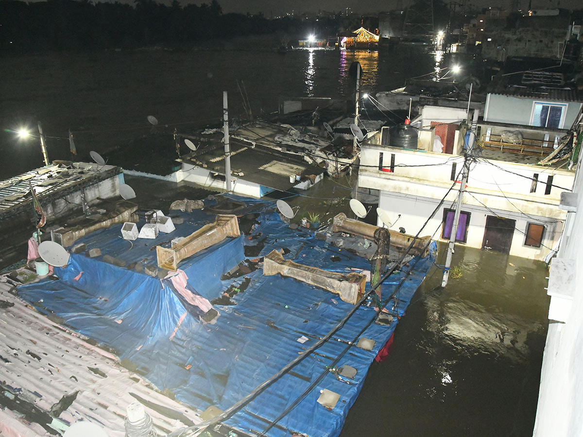 Heavy Flood Water Flows At Musi River In Hyderabad9