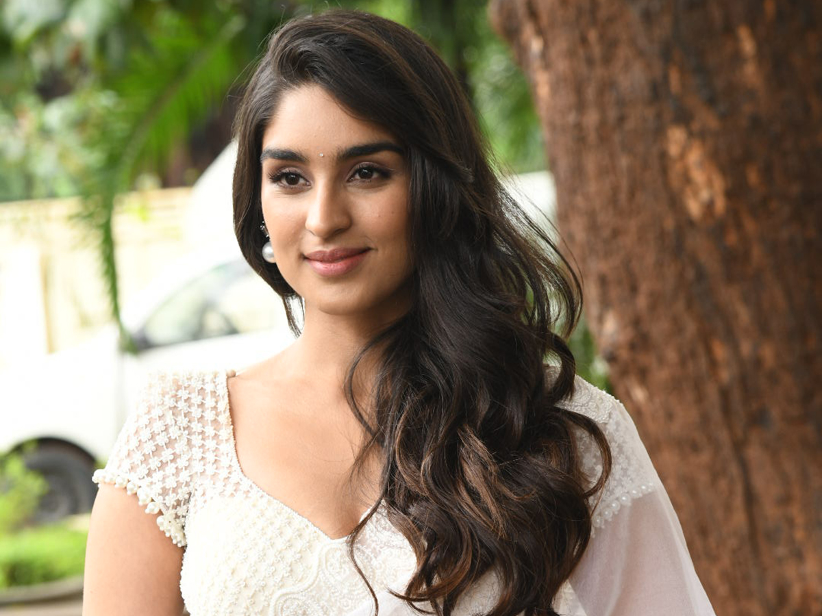 కిరణ్ అబ్బవరం ‘K ర్యాంప్‌’ మూవీ ప్రెస్ మీట్ లో మెరిసిన నటి యుక్తి తరేజా ...