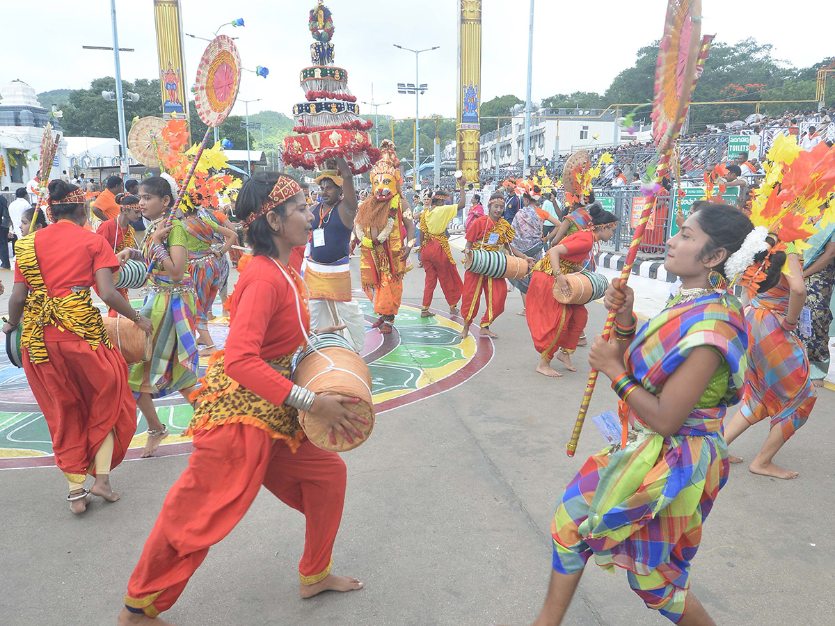 Sri Malayappa in Rajamannar Alankaram on Kalpavriksha Vahanam11