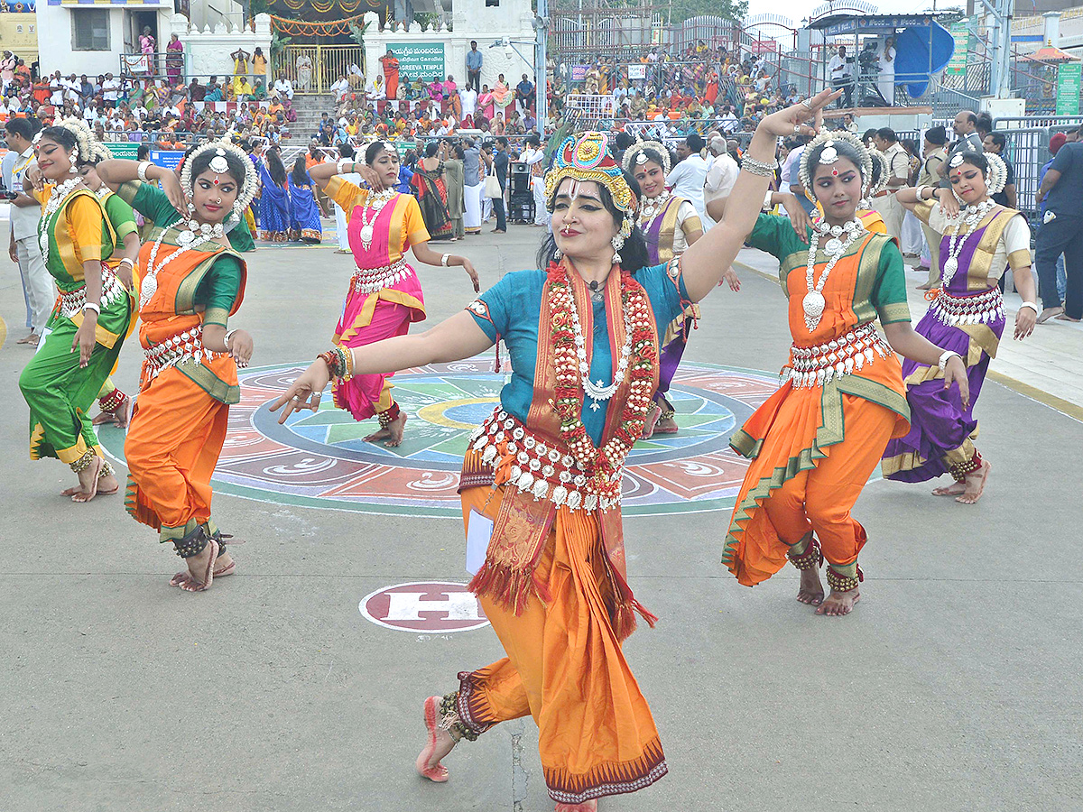 Sri Malayappa in Rajamannar Alankaram on Kalpavriksha Vahanam12