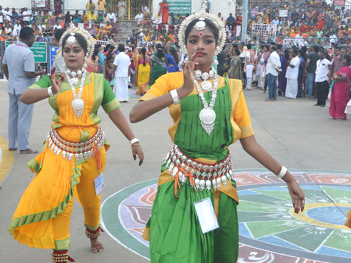 Sri Malayappa in Rajamannar Alankaram on Kalpavriksha Vahanam13