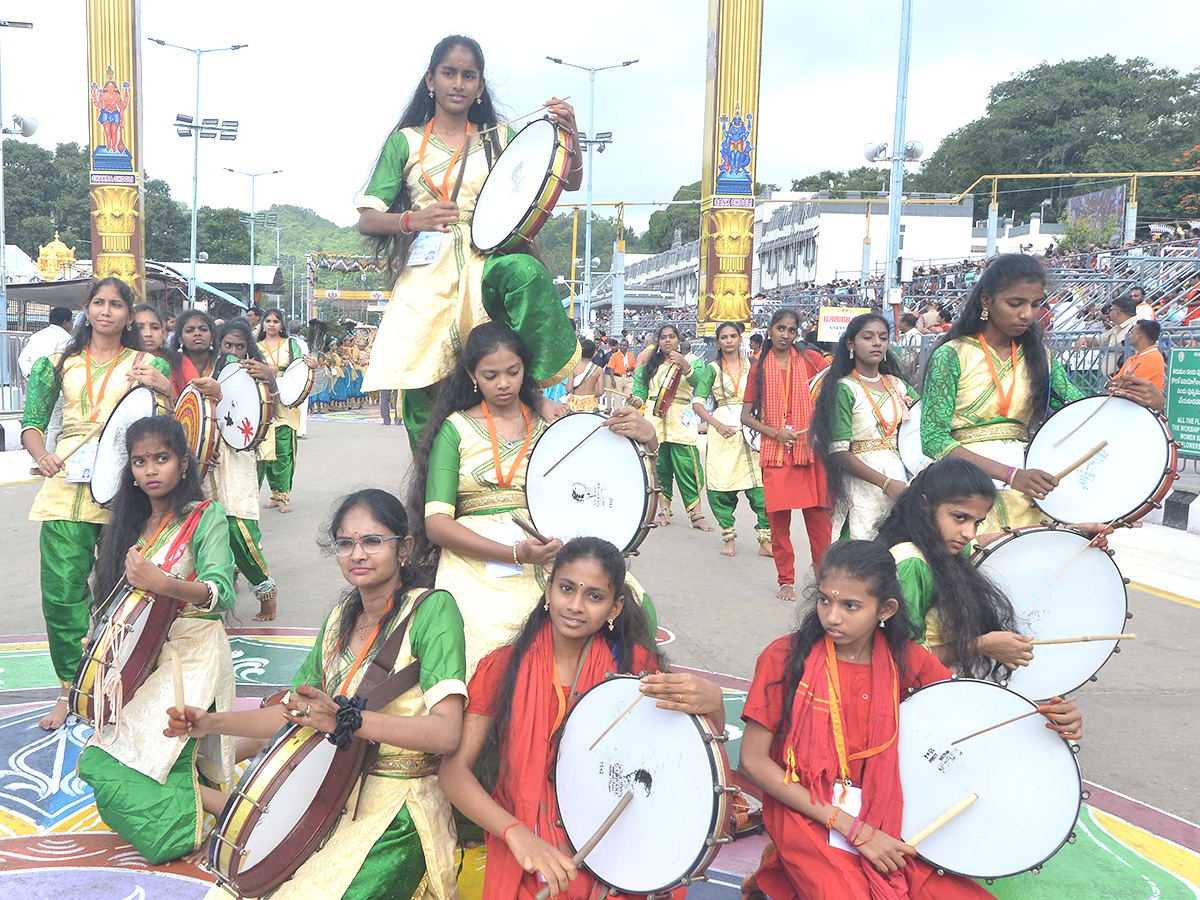 Sri Malayappa in Rajamannar Alankaram on Kalpavriksha Vahanam15