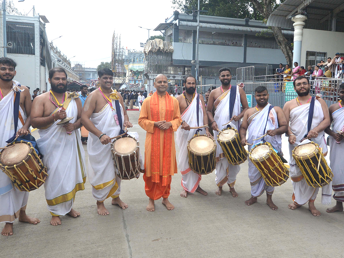 Sri Malayappa in Rajamannar Alankaram on Kalpavriksha Vahanam7