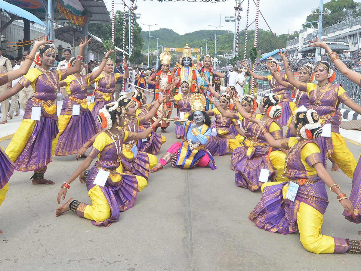 Sri Malayappa in Rajamannar Alankaram on Kalpavriksha Vahanam9