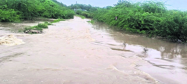 ఉధృతంగా పారుతున్న వాగులు 1