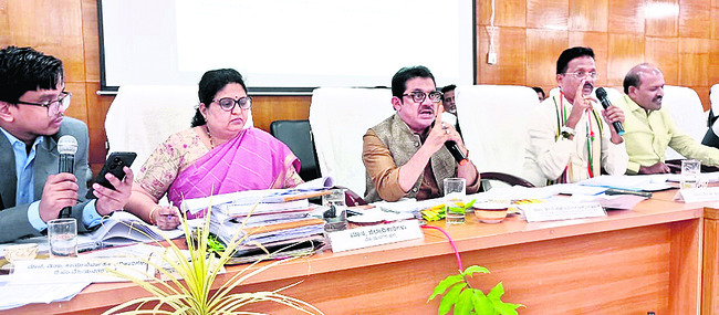 అధికారులు సమర్థంగా పని చేయాలి2