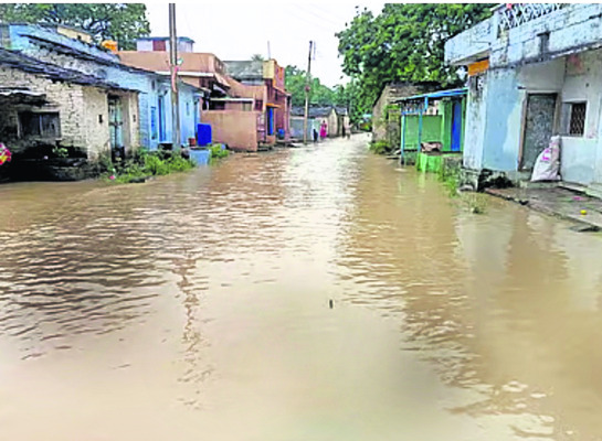 వరుణ ప్రతాపం.. లోతట్టు జలమయం1
