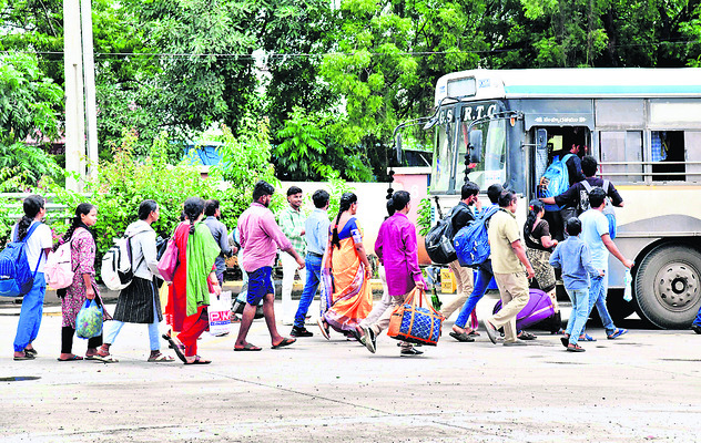 పండుగకు వచ్చేస్తున్నారు !1