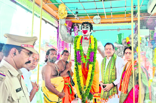అభయాంజనేయస్వామి సన్నిధిలో హైకోర్టు జడ్జి
1