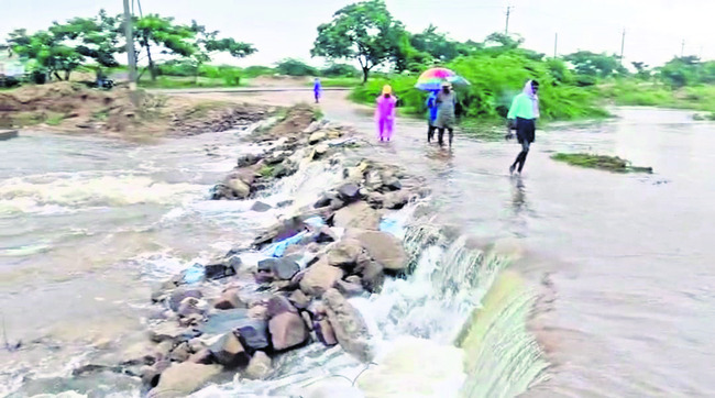 ఉధృతంగా పారుతున్న వాగులు 2