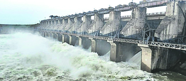 పది గేట్ల ద్వారా  సింగూరు నీటి విడుదల1