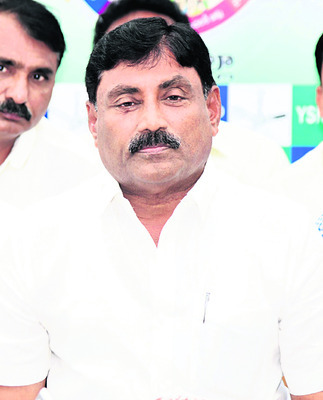 అన్నను తిడుతున్నా  పవన్‌ నోరువిప్పలేదెందుకు? 1