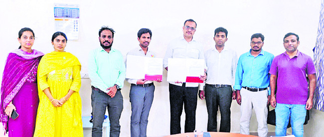 అభయాంజనేయస్వామి సన్నిధిలో హైకోర్టు జడ్జి
2