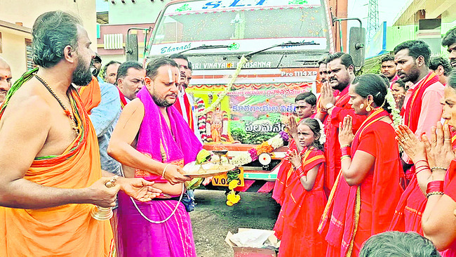 టీటీడీకి 12 టన్నుల        కూరగాయల వితరణ 
1