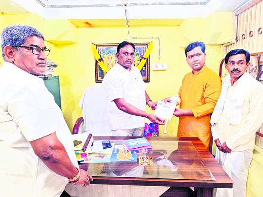వీరభద్రస్వామికి  వెండి గద బహూకరణ 1