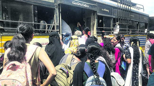 వీరభద్రస్వామికి  వెండి గద బహూకరణ 2