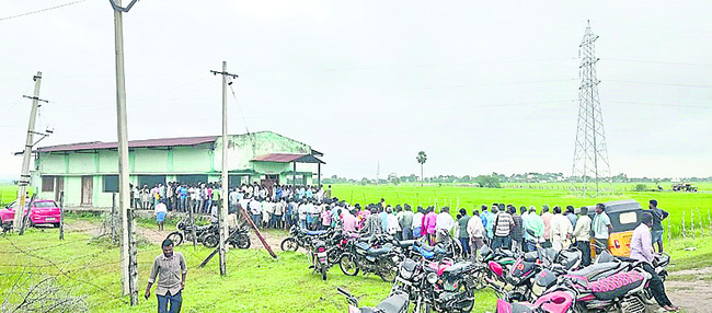 వర్షంలోనూ బారులు2