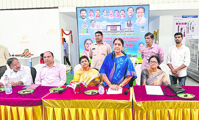 సకాలంలో వైద్యసేవలు అందించాలి 
1
