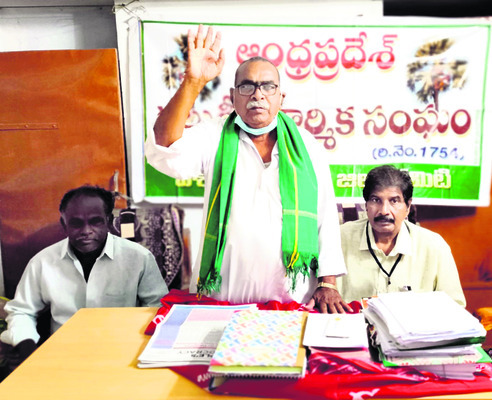 గళమెత్తిన సచివాలయ ఉద్యోగులు
1