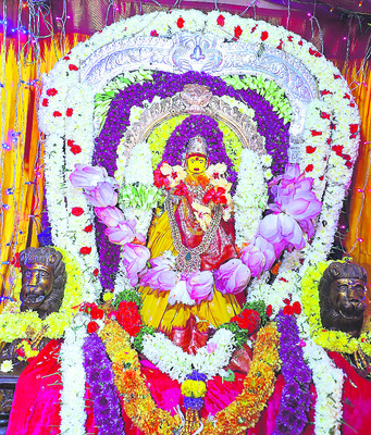 స్కందమాతా అలంకారంలో అమ్మవారు
1