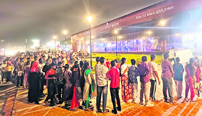 పర్యాటక ప్రాంతాలకు క్యూ 1