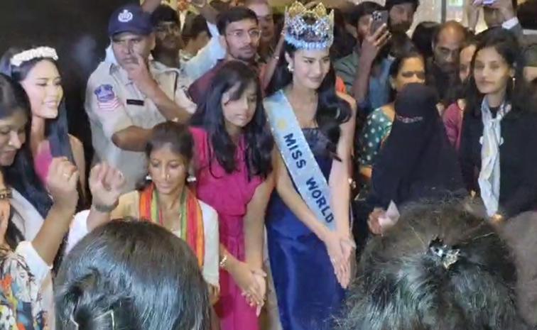 Miss World Opal Suchatha Chuangsri played Bathukamma Photos7