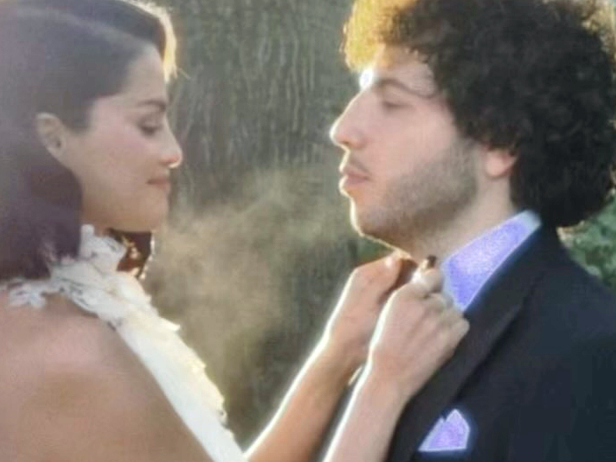 Pop singer Selena marries boyfriend (Photos)13
