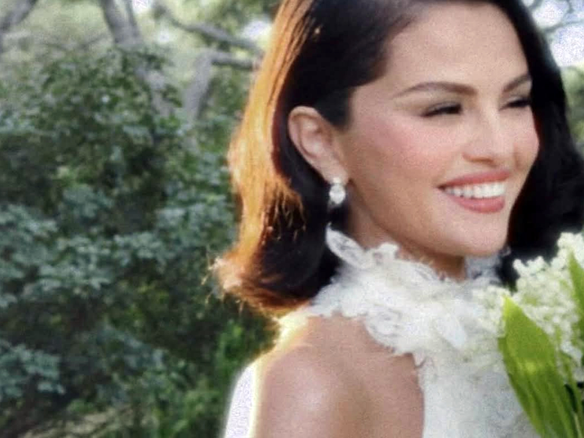 Pop singer Selena marries boyfriend (Photos)16