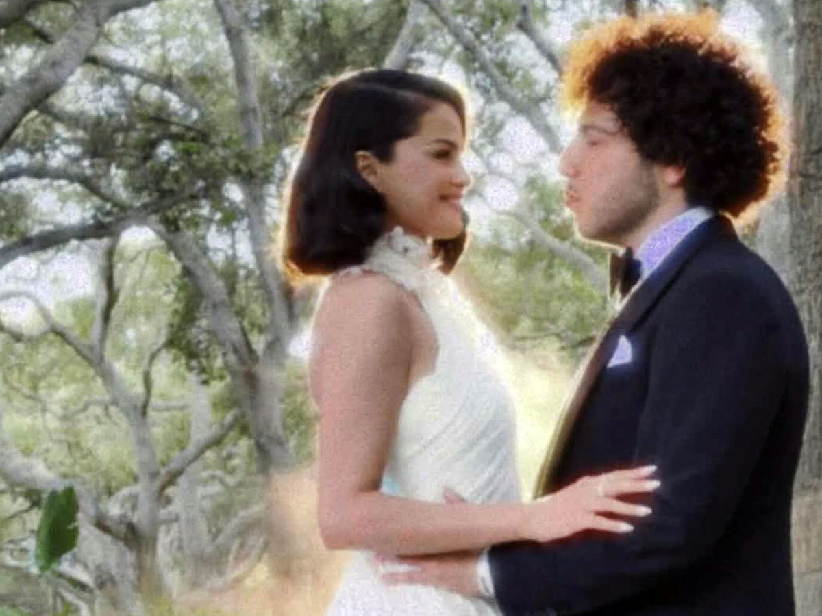 Pop singer Selena marries boyfriend (Photos)5
