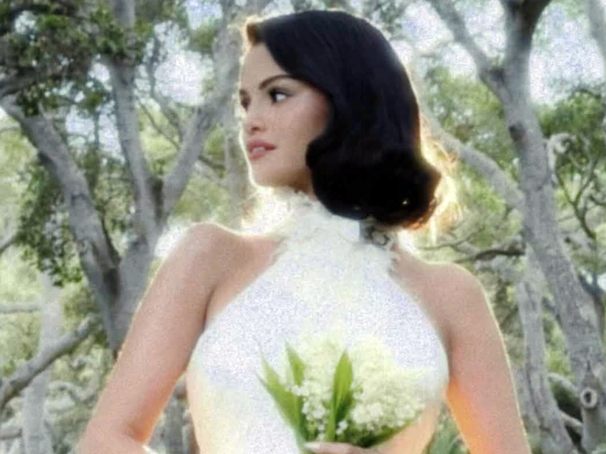 Pop singer Selena marries boyfriend (Photos)10