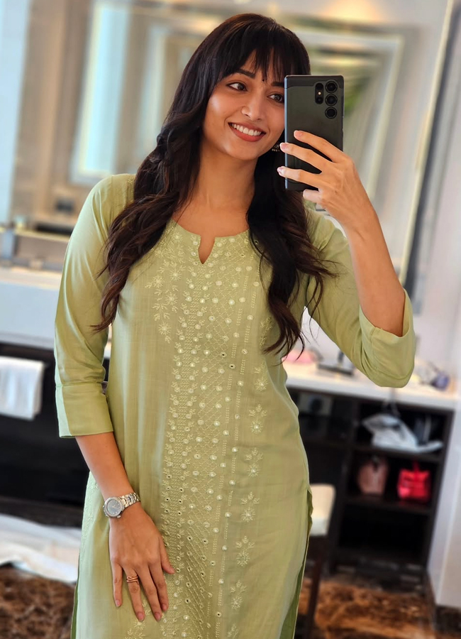 Srinidhi Shetty's 'Telusu Kada' movie shooting memories (Photos)2