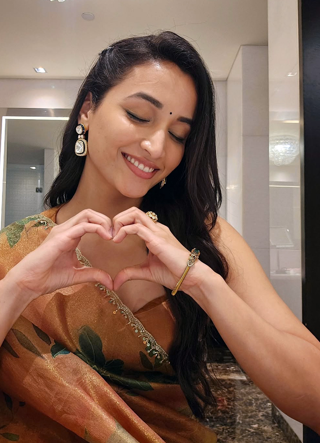 Srinidhi Shetty's 'Telusu Kada' movie shooting memories (Photos)12