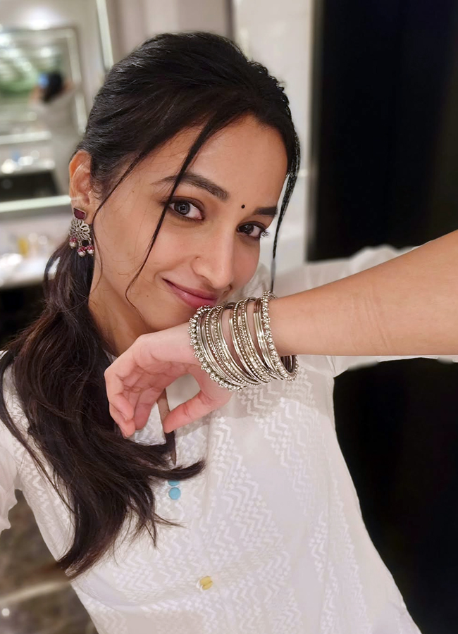 Srinidhi Shetty's 'Telusu Kada' movie shooting memories (Photos)3