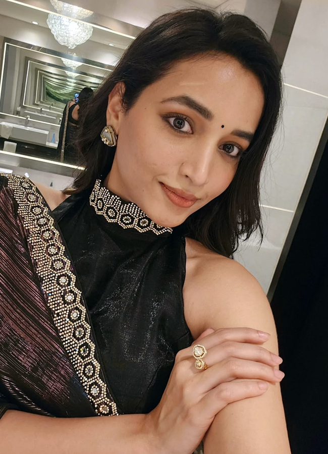 Srinidhi Shetty's 'Telusu Kada' movie shooting memories (Photos)5