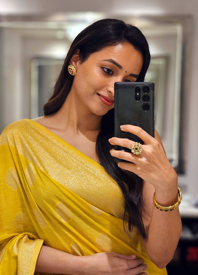 Srinidhi Shetty's 'Telusu Kada' movie shooting memories (Photos)10